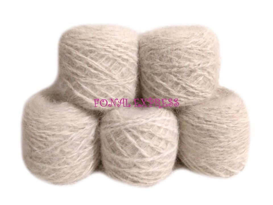 500 g Törtfehér gyapjú fonal. Tű kb. 4 mm.