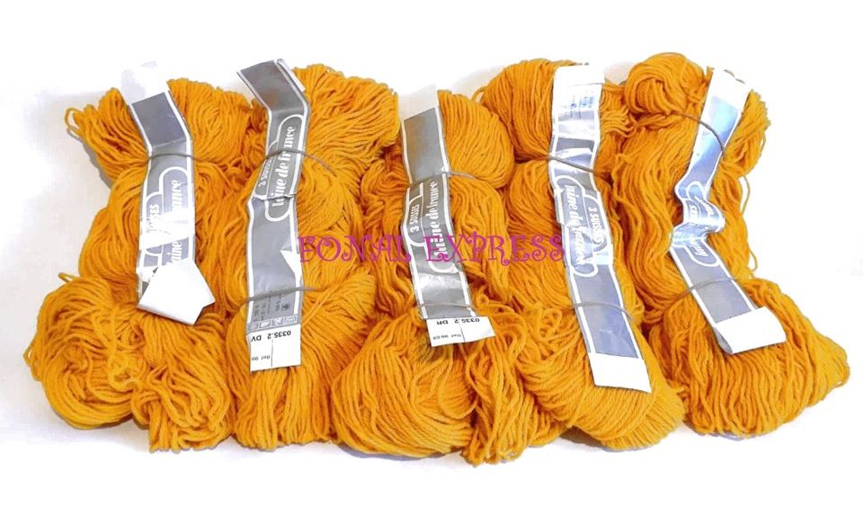 485 g 3 SUISSES sárga 100% gyapjú fonal. Tű 3-3,5 mm.