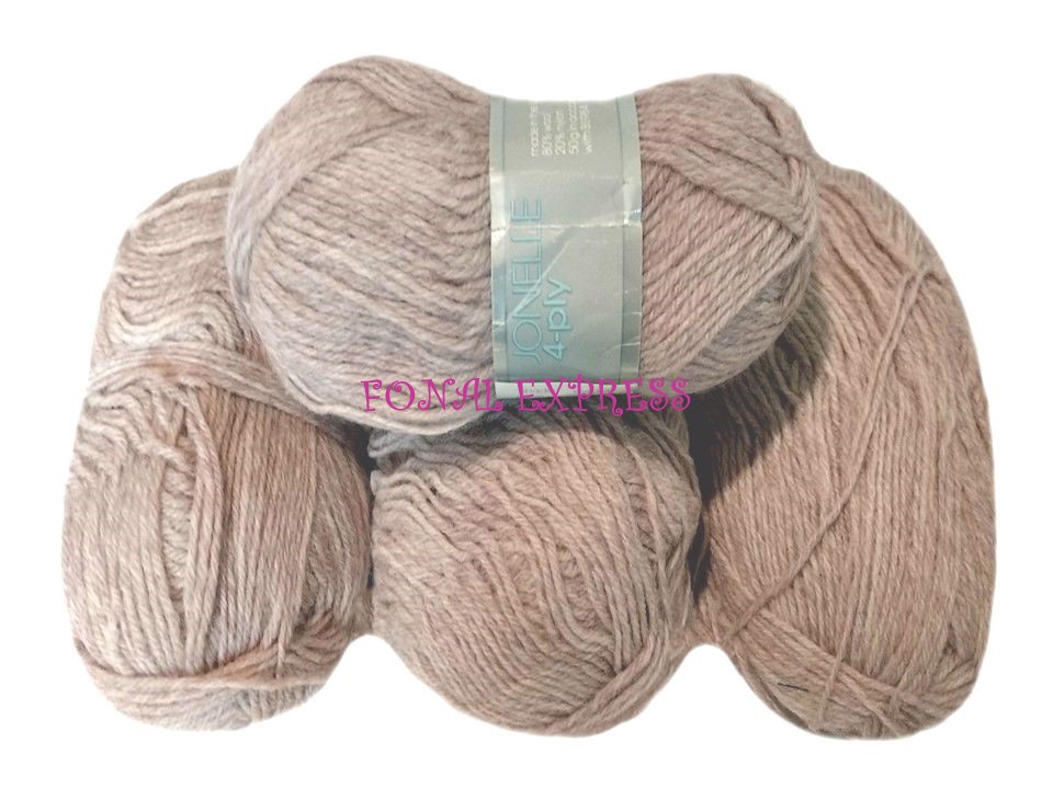 185 g JONELLE gyapjú fonal. Tű kb. 3 mm.
