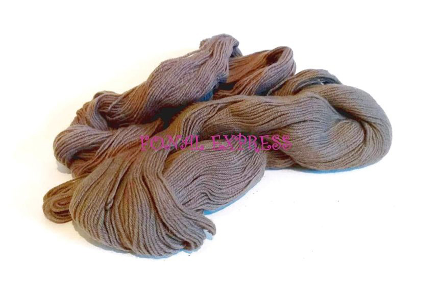 140 g Barna 100% gyapjú fonal. Tű kb. 3mm. 