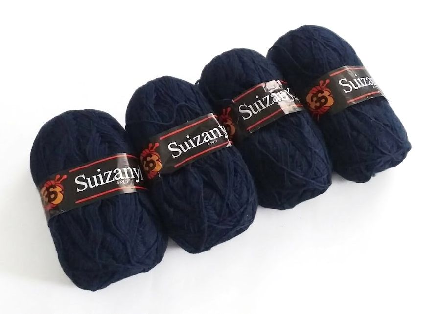 200 g Suizanyl sötétkék gyapjú polyamid zoknikötő fonal. Tű 3 mm.
